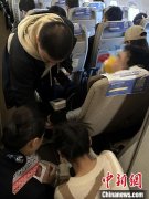 旅客突发不适 东航航班上演高空救助